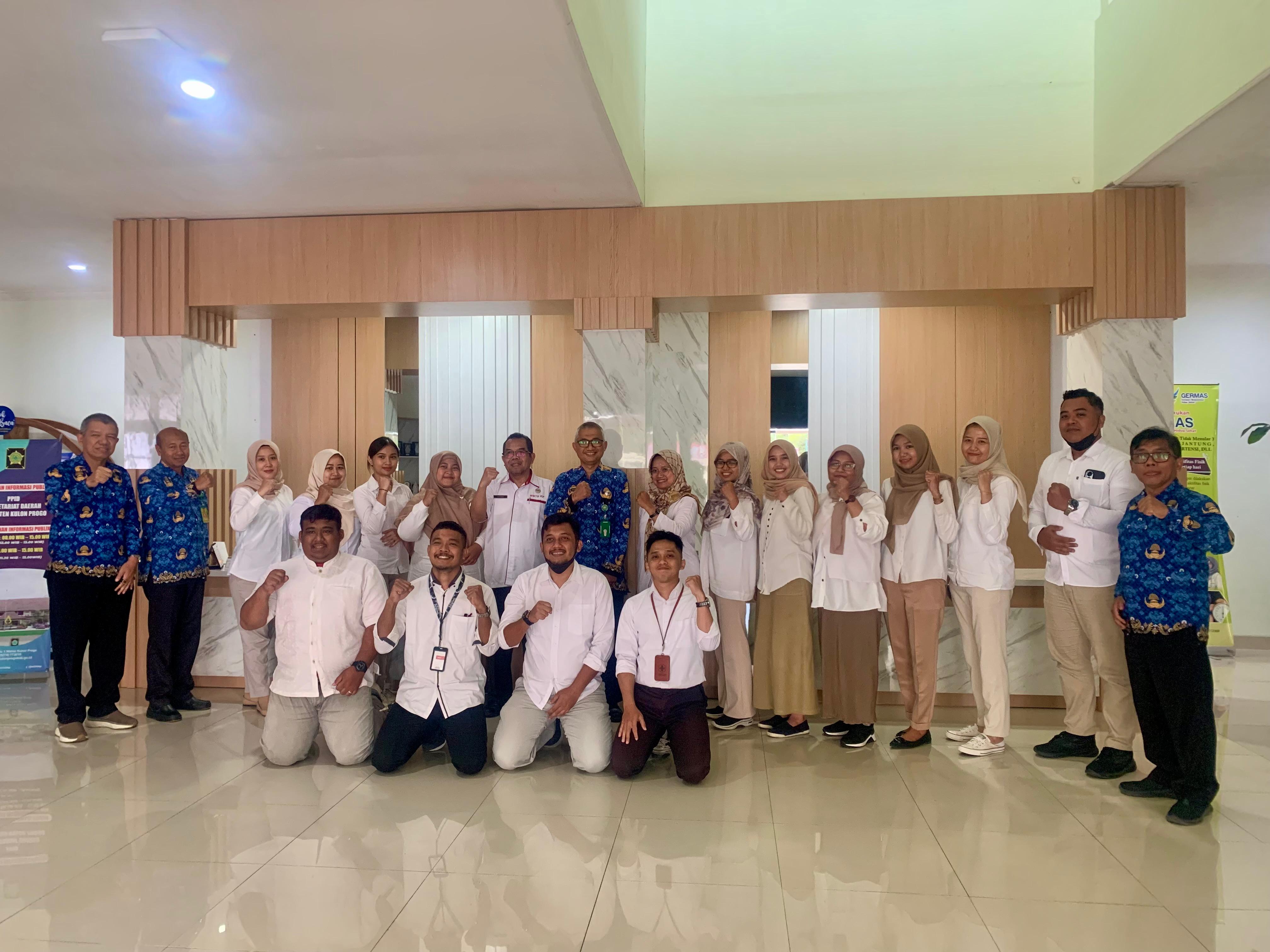 Tenaga Honorer usai audiensi menggelar foto bersama.