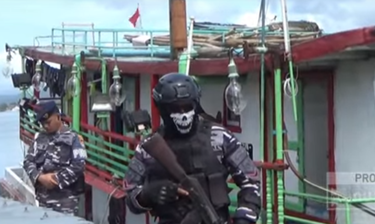 Kodaeral) XI Ambon mengamankan satu unit kapal ikan yang diduga mengangkut bahan bakar minyak (BBM) ilegal.