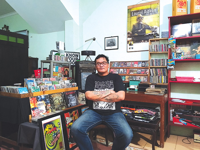 LAWASAN: Inggo Wijaya yang kini menekuni bisnis rilisan fisik seperti kaset pita dan kaset CD dan kaos merchandise band lokal.