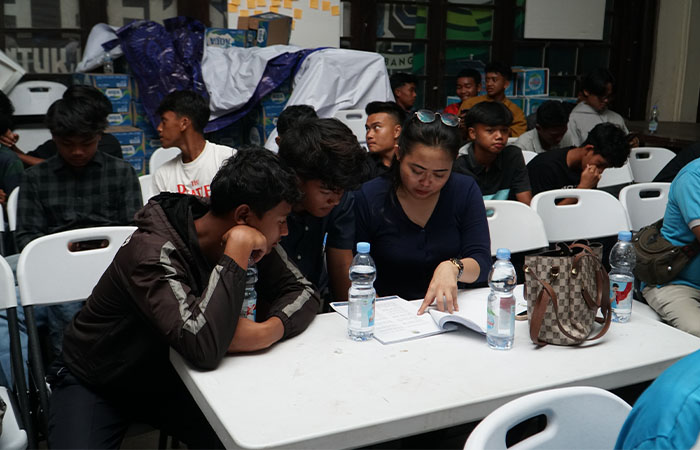 DIIKAT: Para pemain EPA PSIM U-16 dan orang tua masing-masing saat pertemuan dengan manajemen PSIM Jogja.
