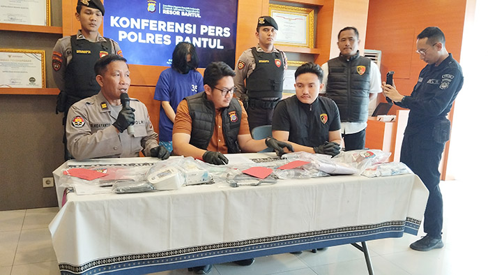 BELAJAR DARI INTERNET: Jumpa pers dokter palsu yang menipu korban dengan kerugian mencapai Rp 538 juta.