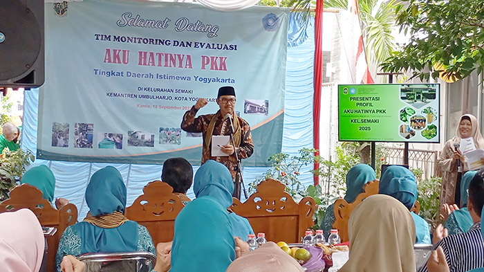 DUKUNG: Wali Kota Jogja Hasto Wardoyo memberikan arahan dalam evaluasi dan monitoring program "Aku Hatinya PKK" Kelurahan Semaki, Umbulharjo, Kamis (18/9/2025).