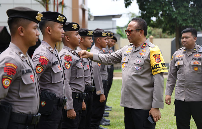 AGAR TETAP SIGAP: Waka Polda DIJ Brigjen Pol Eddy Djunaedi saat meninjau latihan&nbsp; kompi kerangka di halaman mapolda.