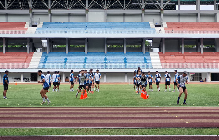JELANG LAGA PENTING: Skuad PSIM Jogja saat melakukan latihan rutin di Stadion Mandala Krida, Jogja. Menghadapi Bali United Sabtu besok (20/9).