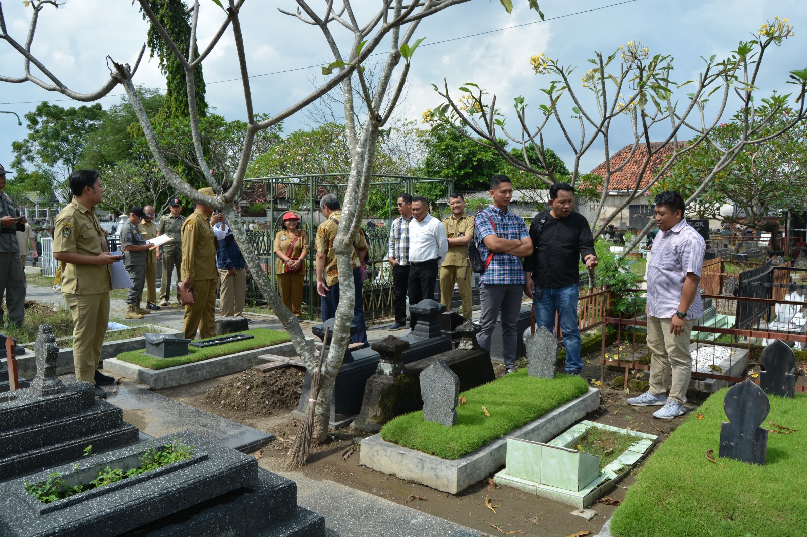 Anggota Pansus Raperda Penyelenggaraan Pemakaman DPRD Kota Jogja saat meninjau lahan TPU beberapa waktu lalu.