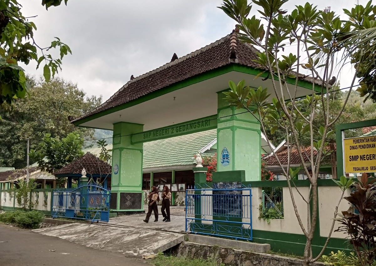 Siswa SMPN 2 Gedangsari sedang melakukan aktivitas di luar sekolah seusai jam pembelajaran selesai.