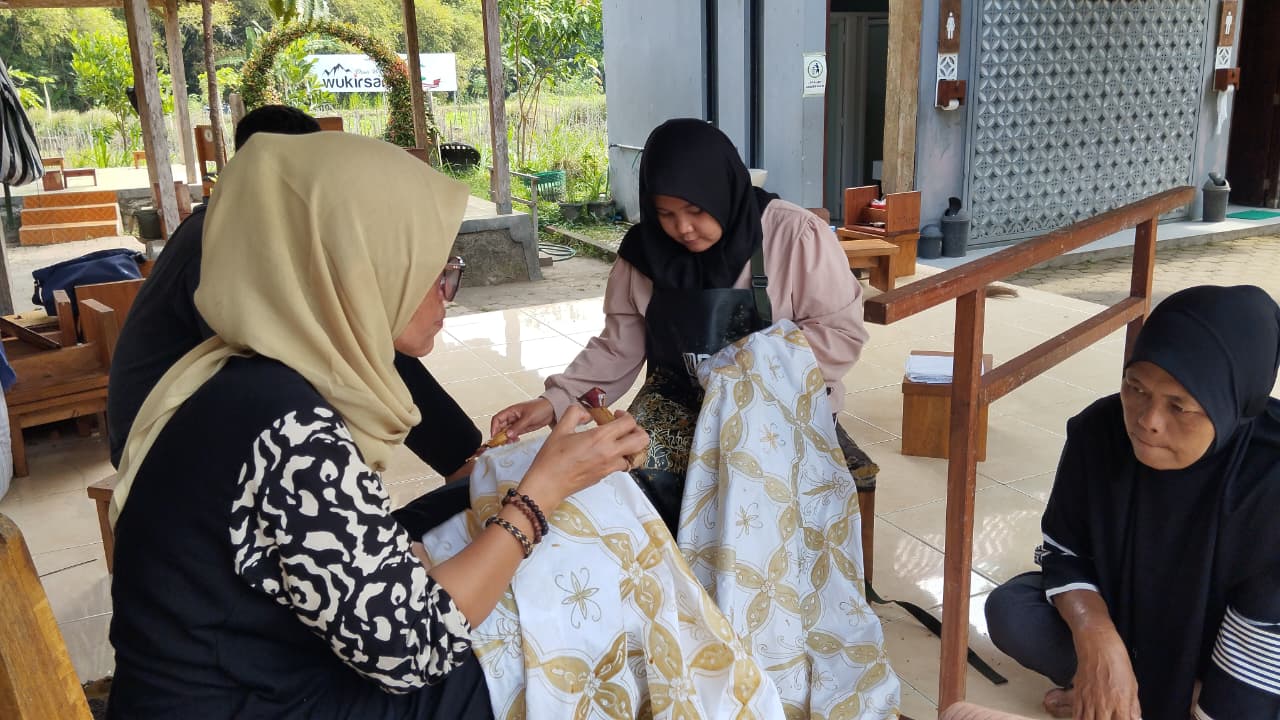 MENCANTING: Batik Salah satu warisan budaya tak benda di Wukirsari