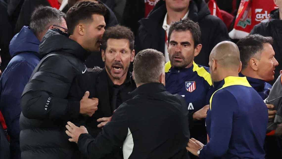 Pelatih Atletico Madrid, Diego Simeone diganjar kartu merah setelah pertengkaran dengan suporter dalam kekalahan atas Liverpool di Liga Champions
