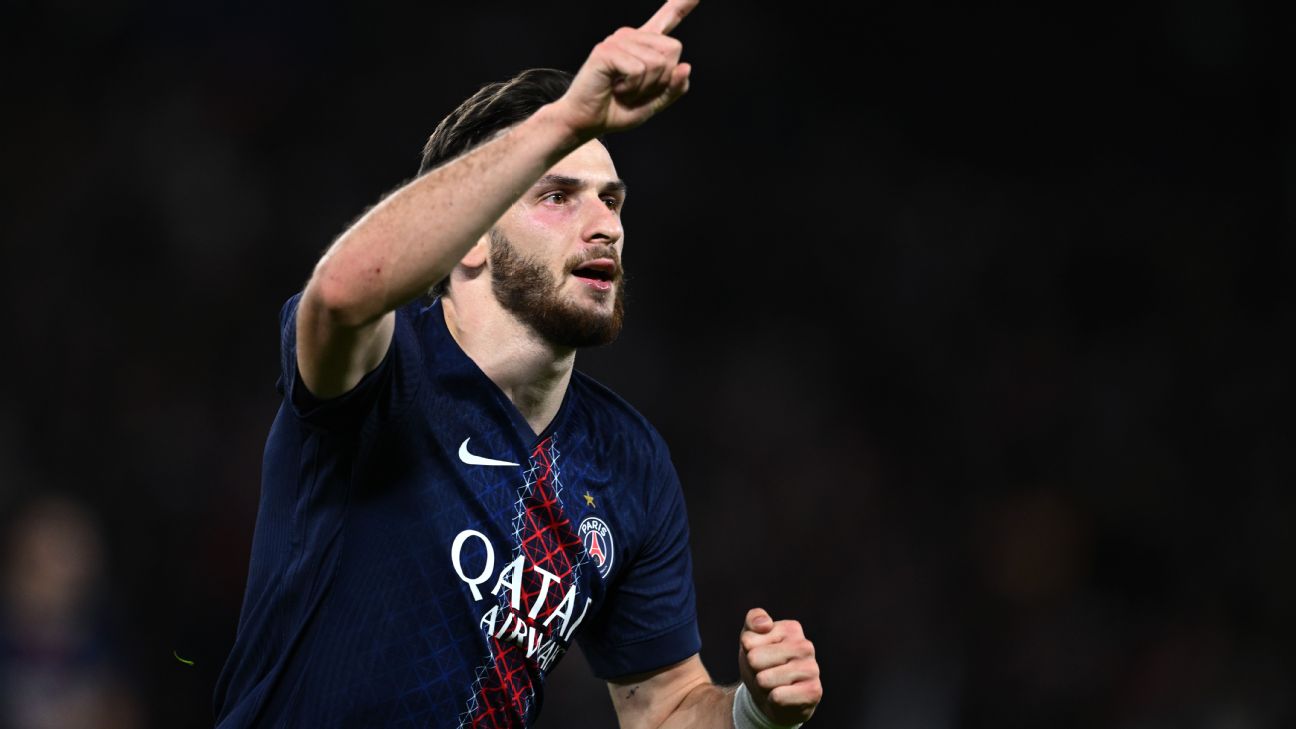 Selebrasi Khavicha Kvaratskhelia setelah mencetak gol ke gawang Atalanta dalam kemenangan 4-0 bagi PSG