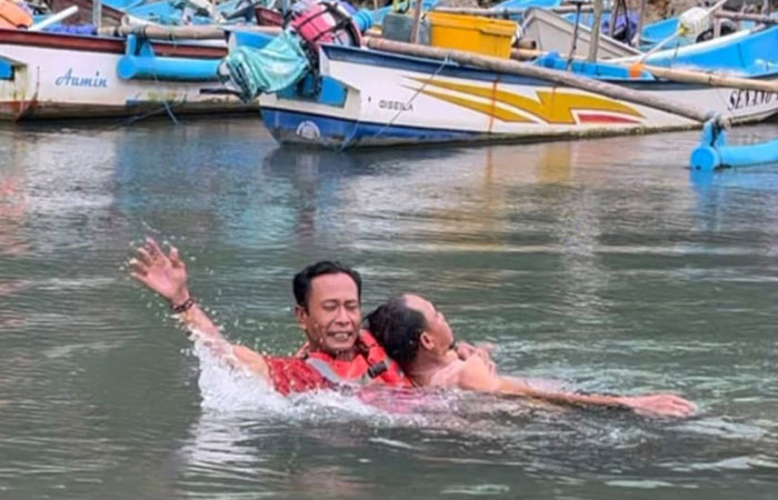 MINIMALISASI KORBAN JIWA: Sekertaris Satlinmas Rescue Istimewa Wilayah II Baron Surisdiyanto sedang mempraktikkan pertolongan pertama terhadap korban laka laut.