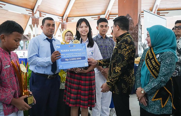 SIMBOLIS: Wali Kota Magelang saat memberikan penghargaan kepada peserta yang memenangkan&nbsp;lomba Sanitasi Sekolah Tingkat SMP 2025.