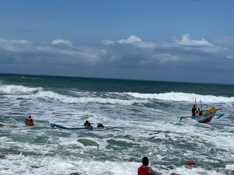 LAKA LAUT: Perahu yang terbalik akibat gelombang tinggi di Pantai Depok, Bantul Jumat (19/9).