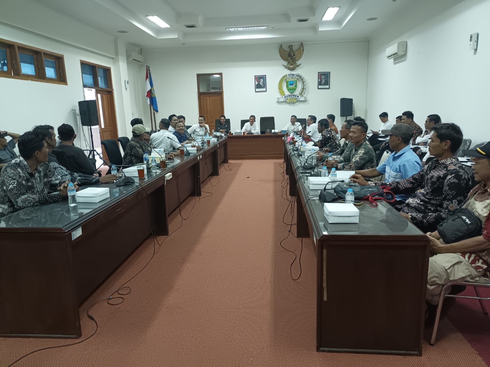 Perwakilan nelayan Desa Pasir, Kecamatan Ayah datang ke gedung DPRD Kebumen, Jumat (19/9) sore. Mereka menyuarakan aspirasi terkait adanya dermaga untuk mempermudah aktivitas nelayan. (M Hafied/Radar
