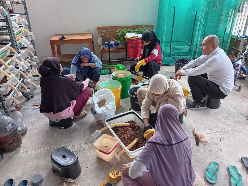 OLAH SAMPAH: Anggota Komunitas Peduli Lingkungan Ayu Jiwa yang berisikan ibu-ibu di Bantul saat mengolah sampah.