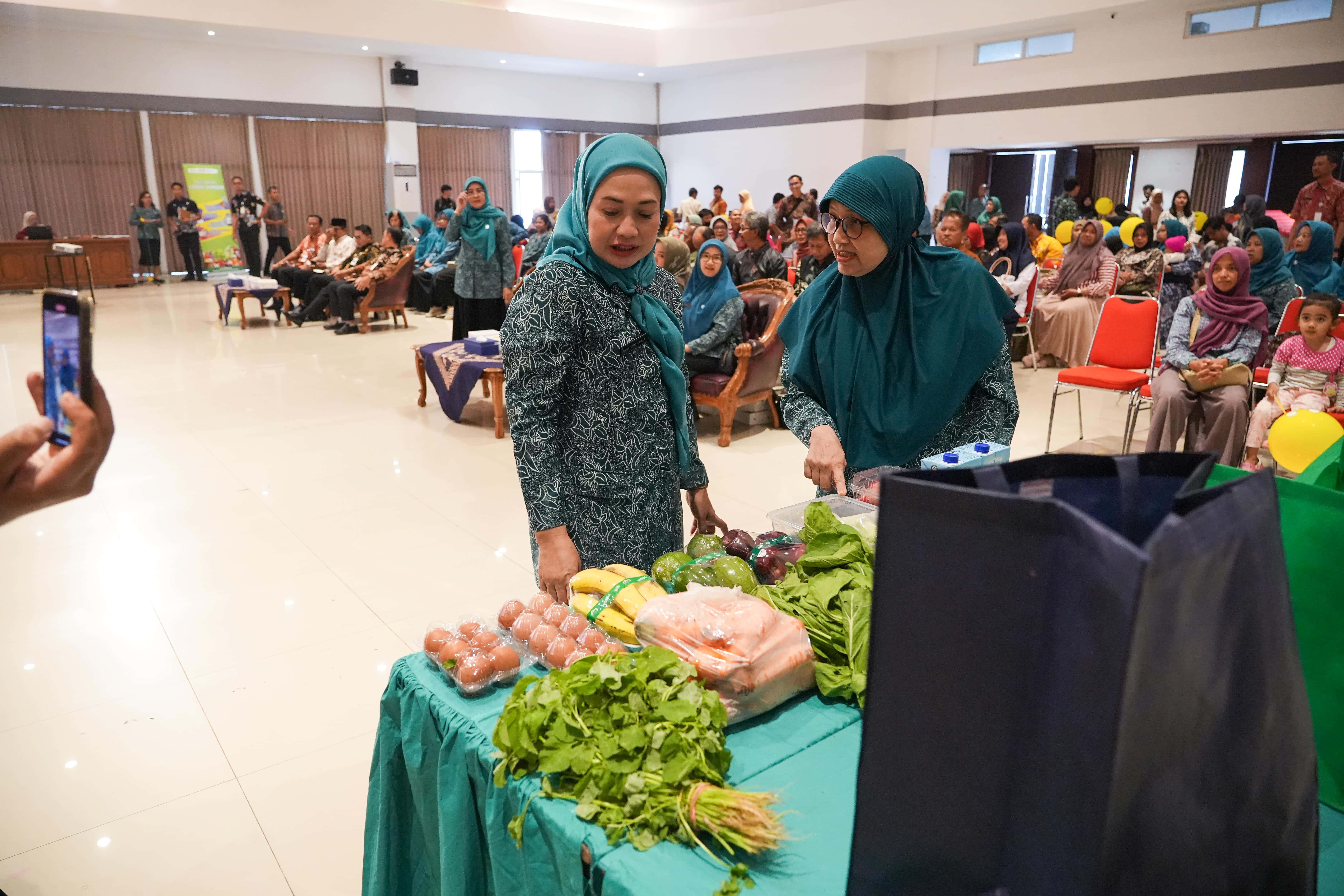 Pemkot mulai masif mengentaskan stunting, satu di antaranya dengan gerakan Ibu Menanam Pohon.