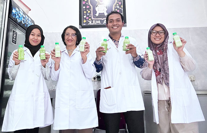 KONTRIBUSI NYATA: Tim Peneliti Universitas Widya Mataram menunjukan yogurt seledri sebagai produk unggulan yang sehat, mudah diterima konsumen dan punya nilai tambah bagi&nbsp; industri pangan.