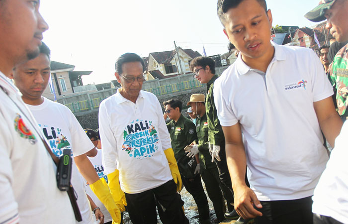 Gubenur DIJ Hamengku Buwono X saat meninjau aksi bersih-bersih di Sungai Code, Keparakan, Mergangsan, Kota Jogja, Jumat pagi (19/9/2025).