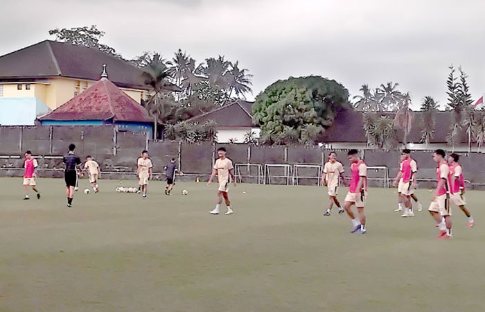 GIAT: Para pemain PSS saat menjalani latihan rutin di Lapangan Pakembinangun, Sleman.