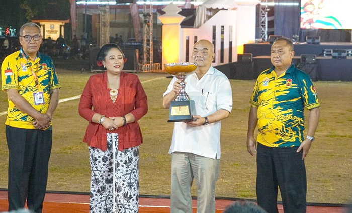 SANG JUARA: Wakil gubernur DIY didampingi bupati Gunungkidul menyerahkan piala juara umum bergilir Porda DIY XVII 2025.