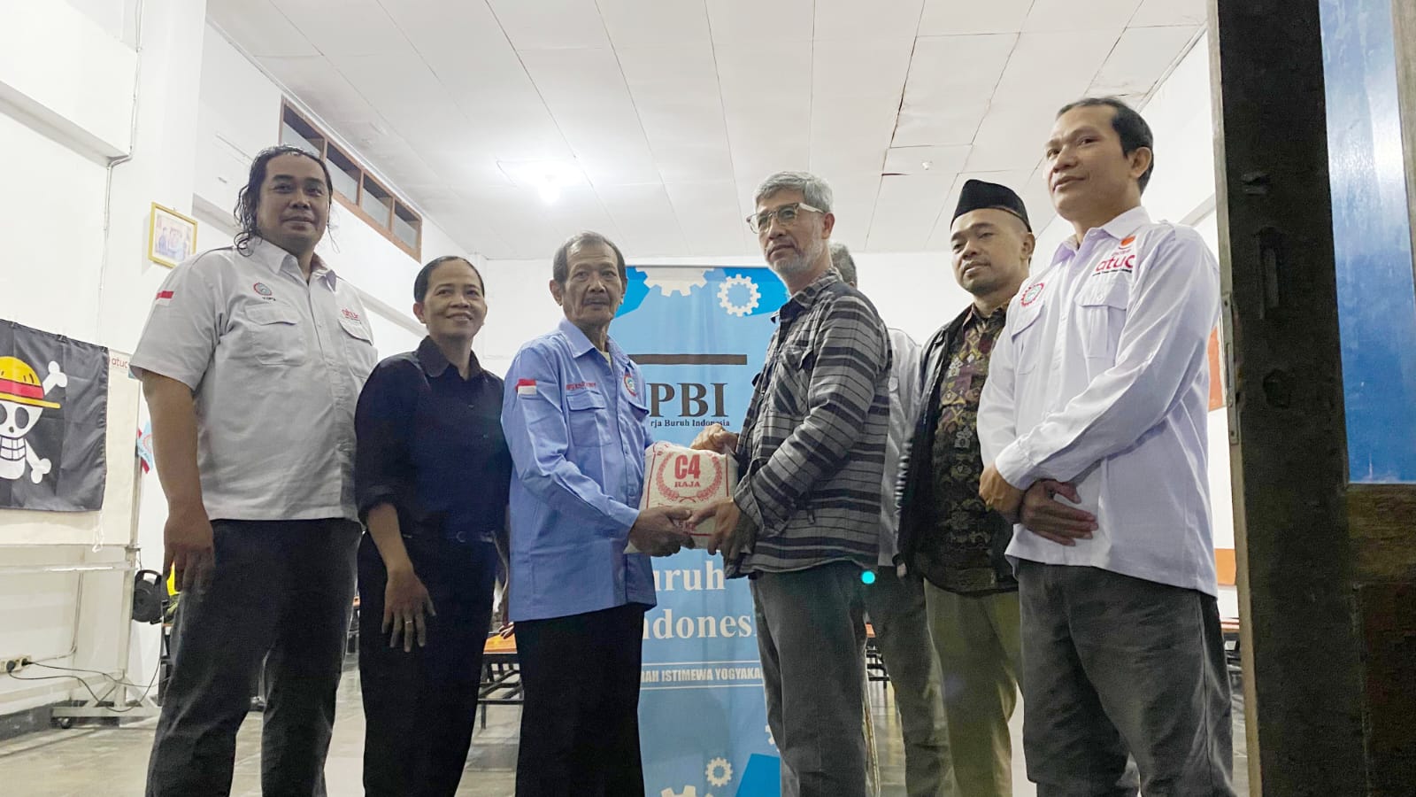 Prosesi penyerahan bantuan sembako dari Polda DIY kepada perwakilan buruh di Markas MPBI pada Kamis (18/9/2025) malam.