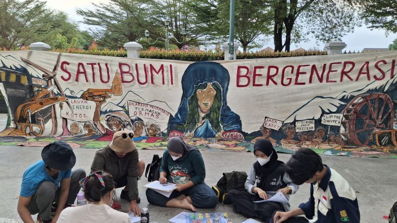 GELAR AKSI: Anggota Jaringan Masyarakat Peduli Iklim (Jampiklim) Jogjakarta saat menyampaikan tuntutan isu lingkungan di depan Gedung Agung Jogjakarta Jumat (19/9).