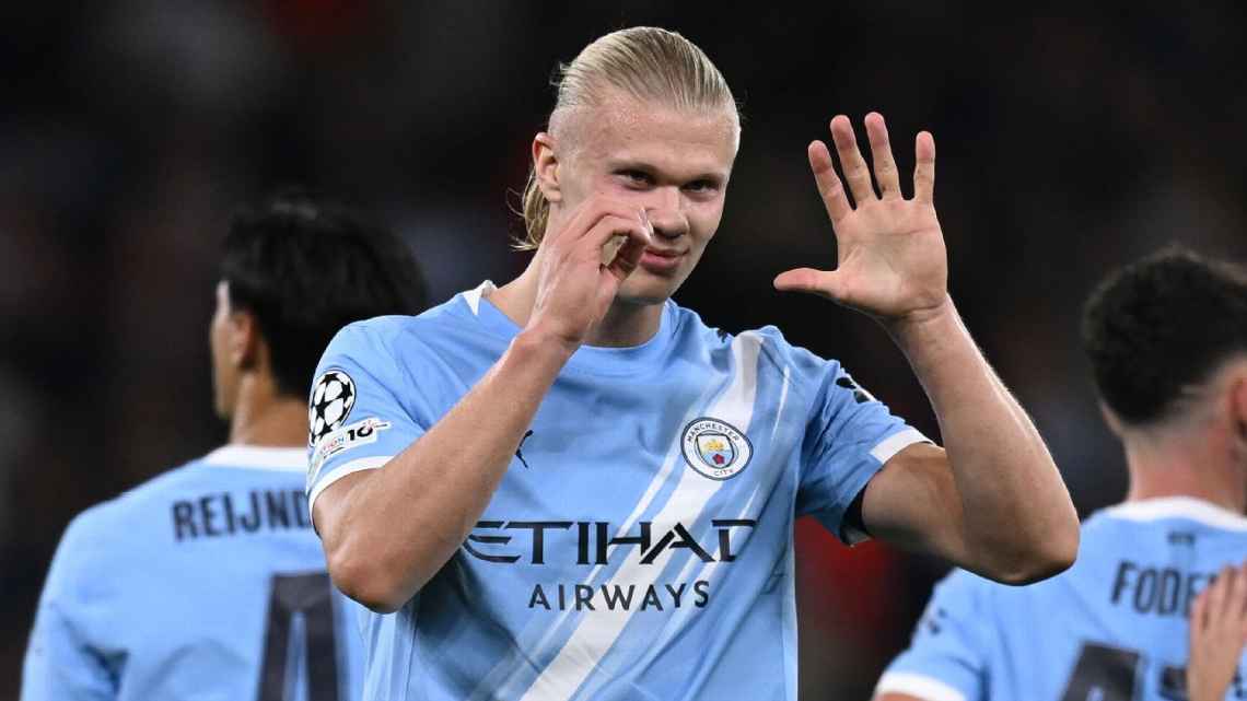 Selebrasi penyerang Manchester City, Erling Haaland setelah mencetak gol ke-50 di Liga Champions dalam kemenangan 2-0 atas Napoli di Etihad Stadium