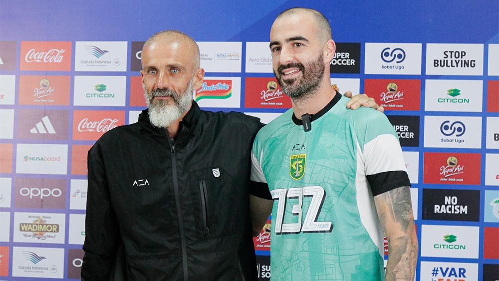Pelatih Persebaya Surabaya bersama Milos Raickovic dalam sesi pers pre-match BRI Super League menjamu Semen Padang