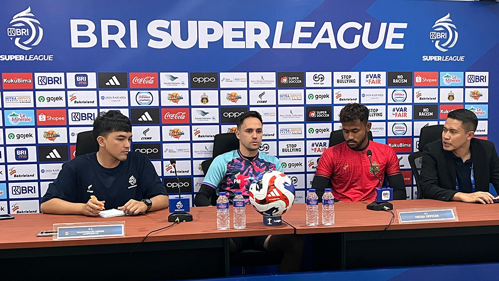 Pelatih Bhayangkara FC, Paul Munster dalam sesi pers pre-match BRI Super League melawan Persik Kediri