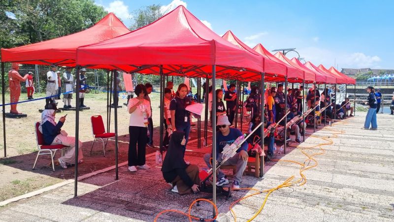 ANTUSIAS:&nbsp;Para peserta saat mempersiapkan diri dalam kompetisi Kontes Roket Air Taman Pintar yang berlangsung di Taman Budaya Embung Giwangan&nbsp;Yogyakarta.&nbsp;