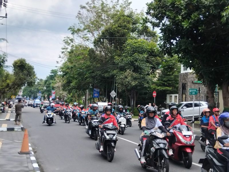 PAWAI KEMENANGAN: Patriot olahraga Kabupaten Sleman saat mengarak piala Porda DIY XVII 2025 dan Peparda DIY IV 2025 dari Stadion Maguwoharjo menuju Pendopo Parasamya Pemkab Sleman. &nbsp;