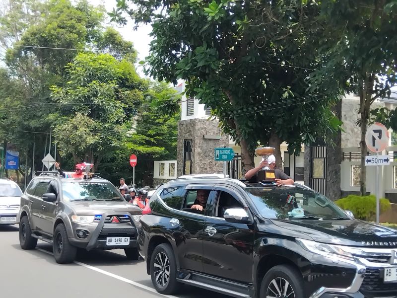 PAWAI KEMENANGAN: Patriot olahraga Kabupaten Sleman saat mengarak piala Porda DIY XVII 2025 dan Peparda DIY IV 2025 dari Stadion Maguwoharjo menuju Pendopo Parasamya Pemkab Sleman. &nbsp;