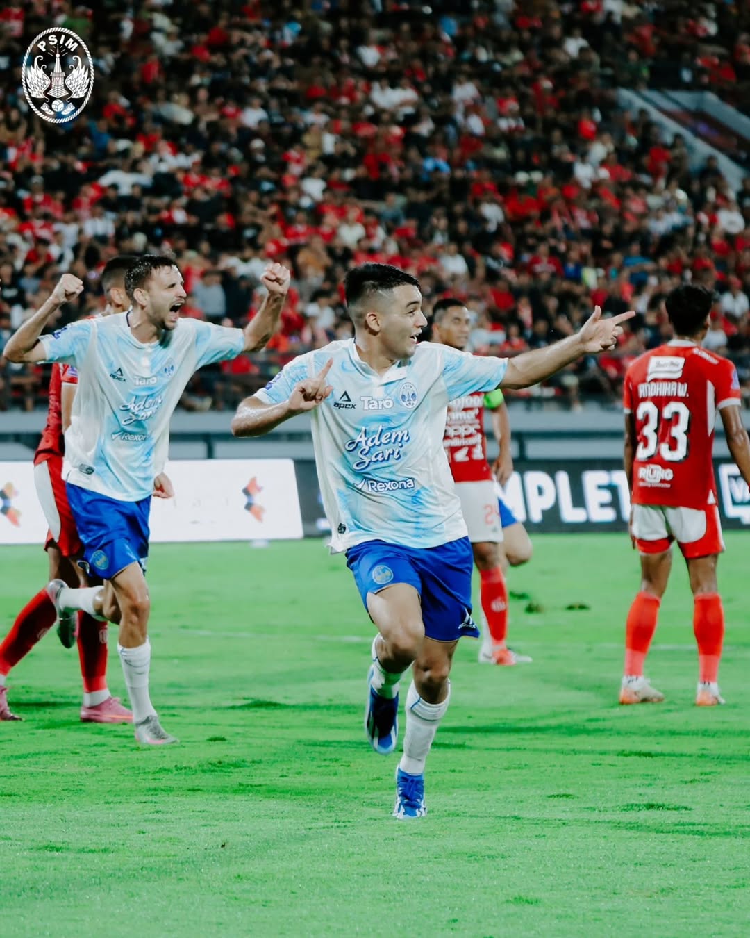 Pulga Vidal mencetak gol ke gawang Bali United