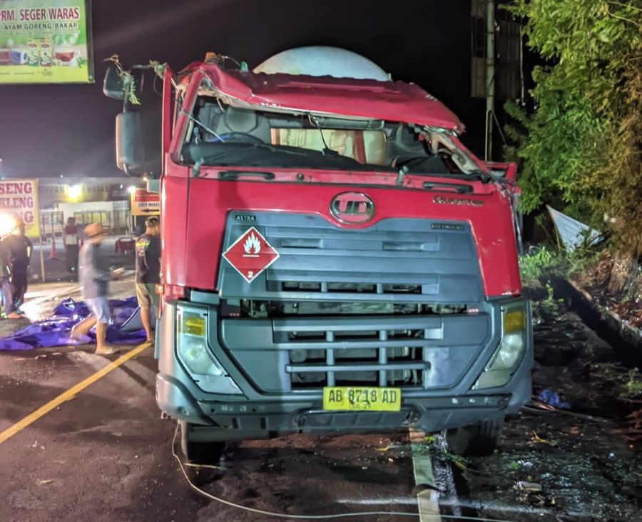Kondisi Truk Tangki bermuatan gas dari Pertamina berhasil ditegakkan setelah dilakukan evakuasi.