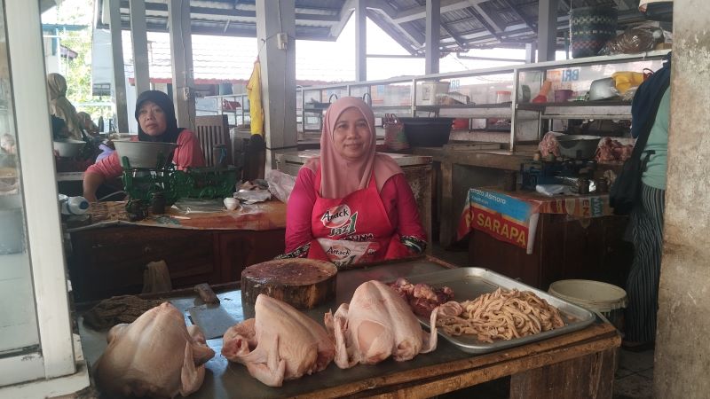 Ponijem, pedagang ayam potong sedang menjual dagangannya di Pasar Imogiri Minggu (21/9)