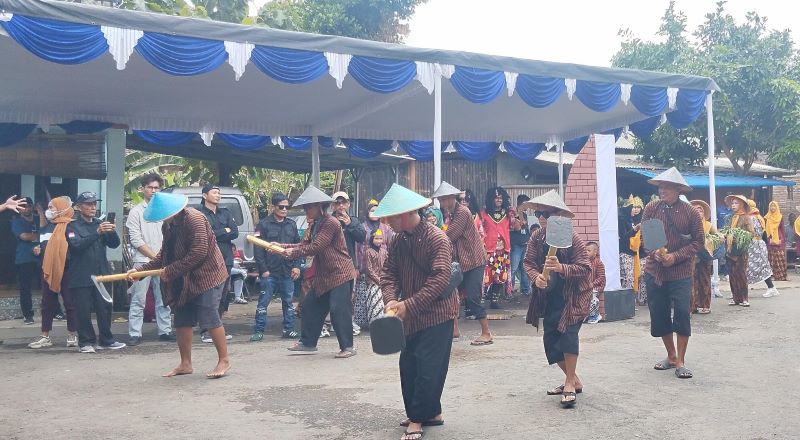 PENTAS SENI: Warga RT 3 Padukuhan Bendo, Wukirari, Imogiri saat menggelar pentas usai kirab budaya Minggu (21/9).