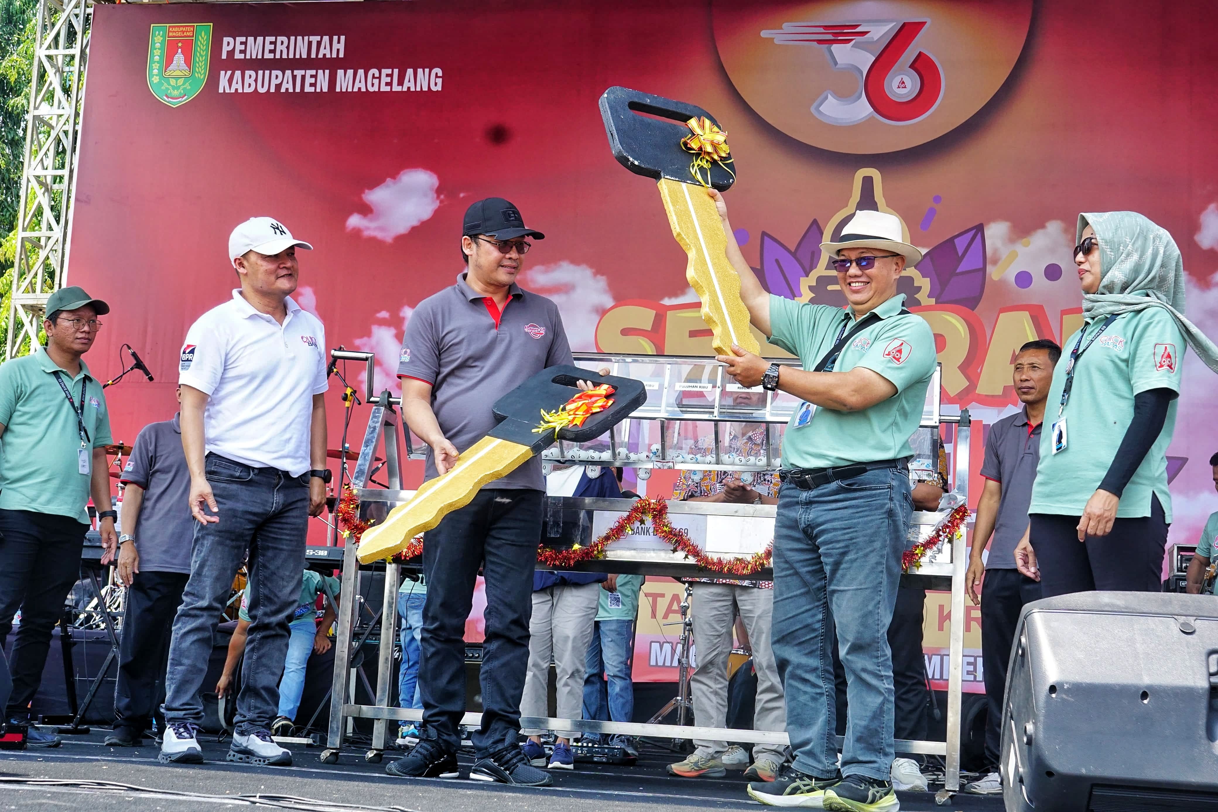 Bupati Magelang didampingi Direktur Utama Bank Bapas 69 saat melakukan pengundian, Minggu (21/9).