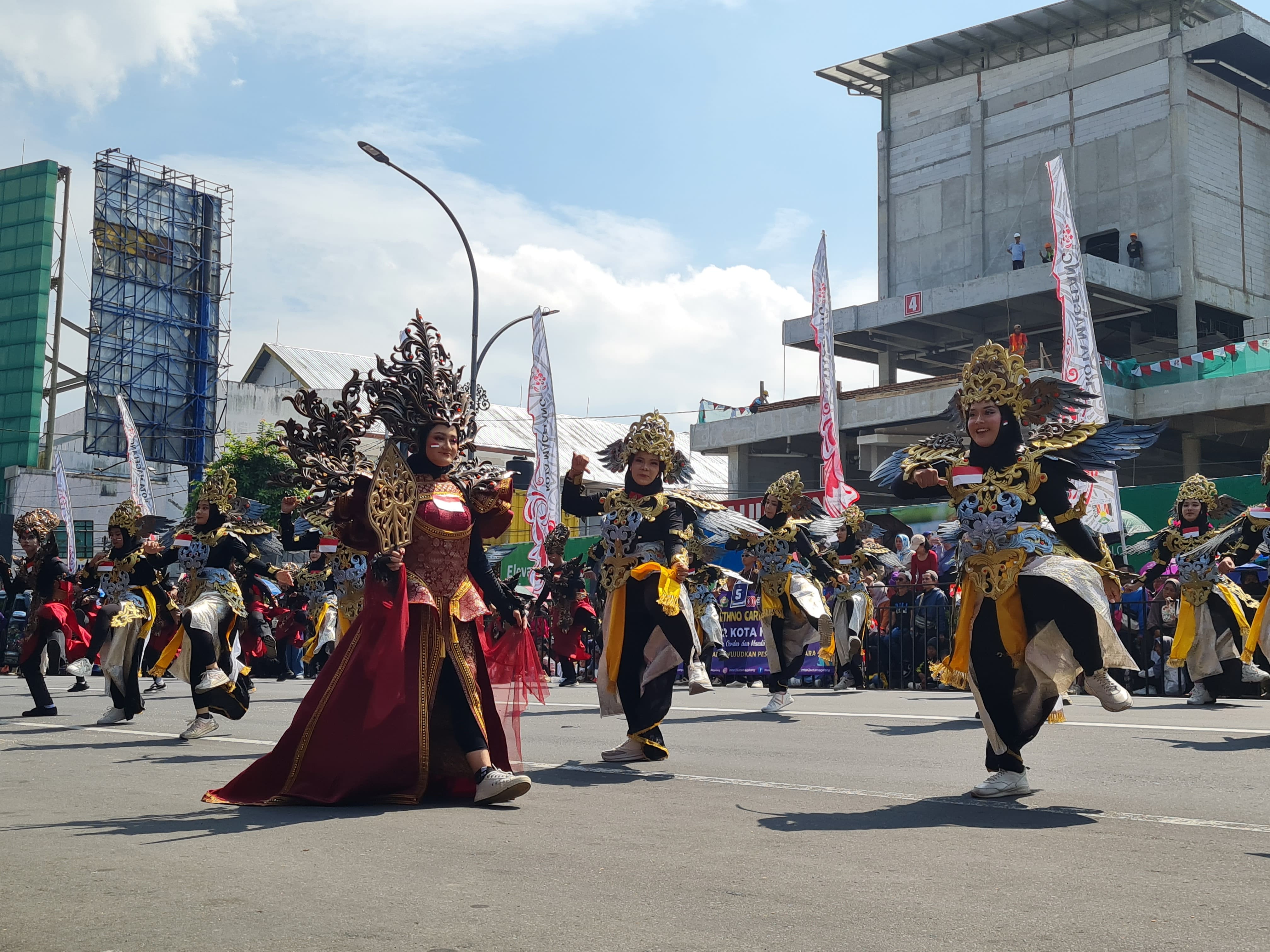 Penampilan sejumlah peserta Magelang Ethno Carnival 2025 cukup menghibur warga, Sabtu (20/9).