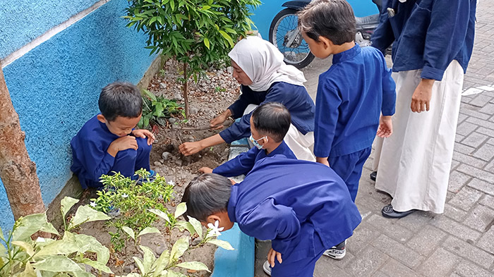 ANTUSIAS: Suasana gotong royong para siswa TK Fawwaz GIS. Mereka melaksanakan Gerakan Resik-resik Sekolah pada Jumat Wage (19/9/2025).