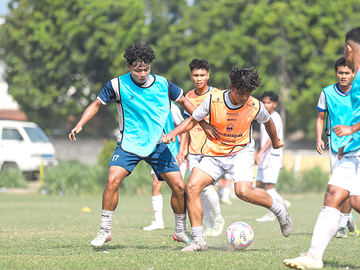 Para pemain EPA PSIM Jogja saat menjalani sesi latihan.