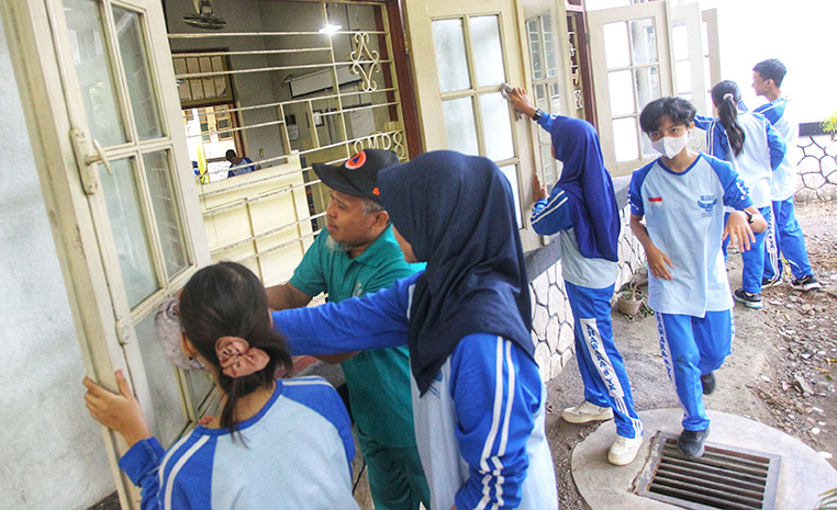 Sejumlah pelajar SMP Negeri 8 Kota Jogja membersihkan lingkungan sekolah mereka saat program &rdquo;Reresik Sekolah Jumat Wage&rdquo;, Jumat (19/9/2025). Kegiatan yang diinisiasi Disdikpora Kota Jogja.