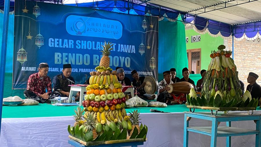 MERIAH : Tradisi sholawatan Jawa yang rutin diadakan setiap tahun untuk memperingati Maulid Nabi Muhammad SAW di Bendosari, Madurejo, Prambanan, Sleman, Minggu (21/9).