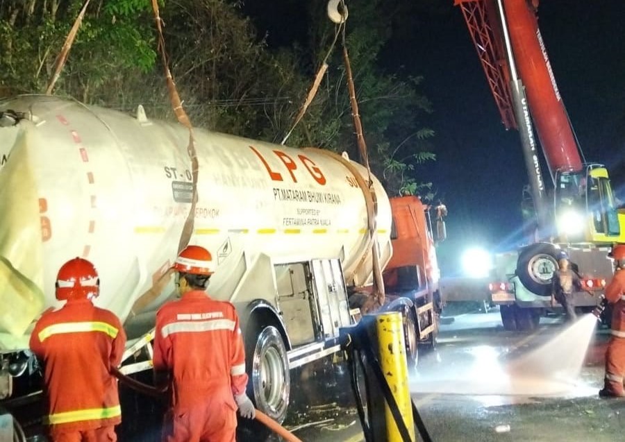 Evakuasi truk tangki berlangsung cukup panjang, dilakukan pada Sabtu malam sekitar pukul 20.30, evakuasi baru rampung Minggu dini hari sekitar pukul 03.40.