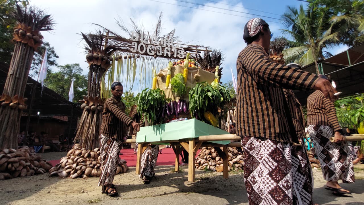 PEMBUKAAN: Masyarakat Padukuhan Boro II mengikuti kirab mengelilingi wilayah