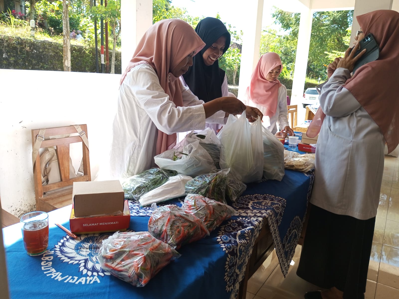 BPS mencatat kelompok makanan, minuman, dan tembakau memberikan andil deflasi bulanan sebesar -0,30 persen.