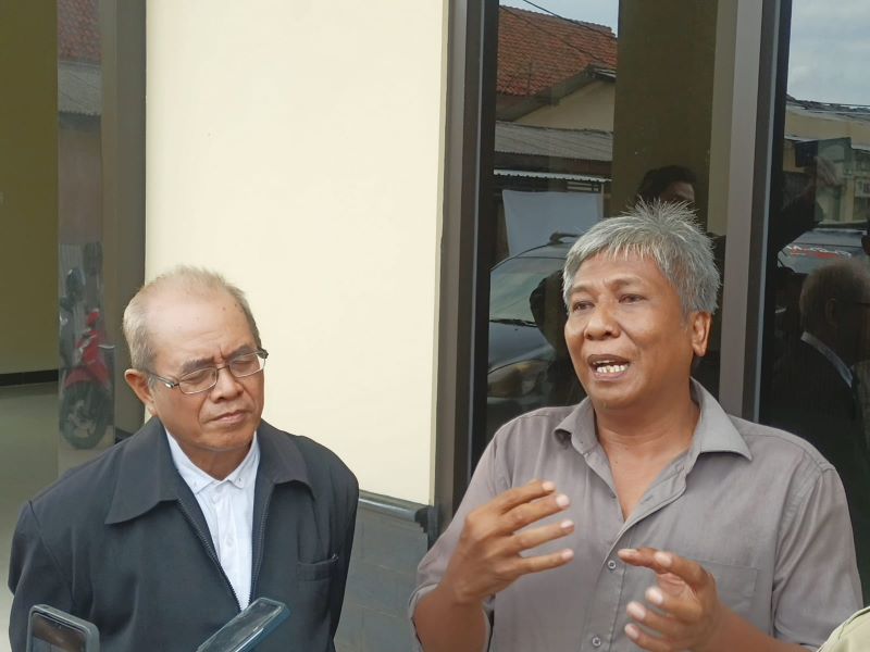 Kasran, Penasihat Hukum Endo Yugo Raharjo (kaus abu-abu)