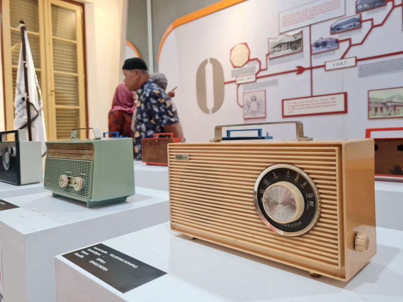 NOSTALGIA: Puluhan radio lawas memenuhi ruang hampa di Museum BPK RI Kota Magelang, Senin (22/9).