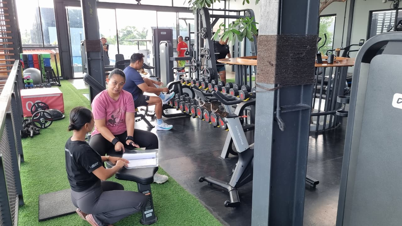 Foto para pengunjung saat melakukan latihan di Inner Sport Vilas