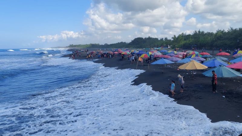 WISATA: Suasana Pantai Glagah saat momentum libur panjang, beberapa waktu lalu.