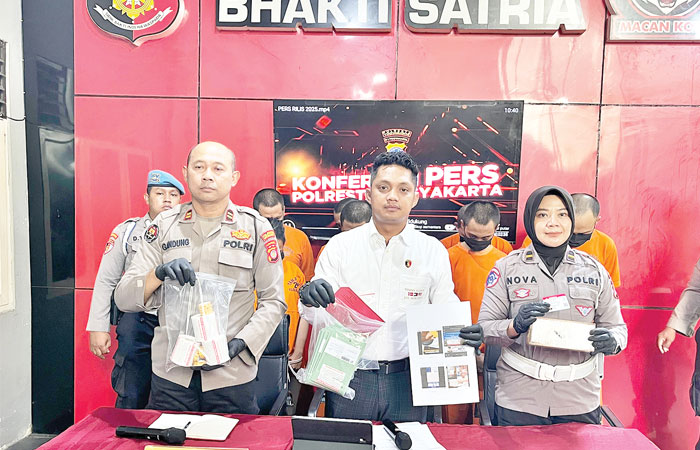 MINIMAL 10 SIM PER HARI: Delapan pelaku pembuatan SIM palsu saat dihadapkan kepada awak media di Polresta Jogja, Senin&nbsp;(22/9/2025). Satu orang dinyatakan masuk DPO alias buron.