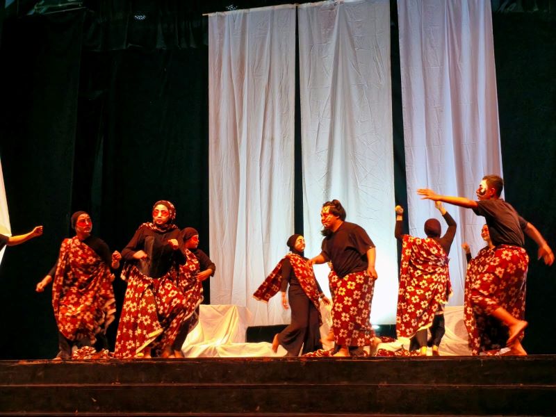 LEBIH SEKADAR TONTONAN: Pementasan Sindikat Tuak Perempuan karya Rumah Sastra Evi Idawati di Auditorium WS Rendra, Jurusan Teater ISI Jogjakarta, Sabtu (20/9).